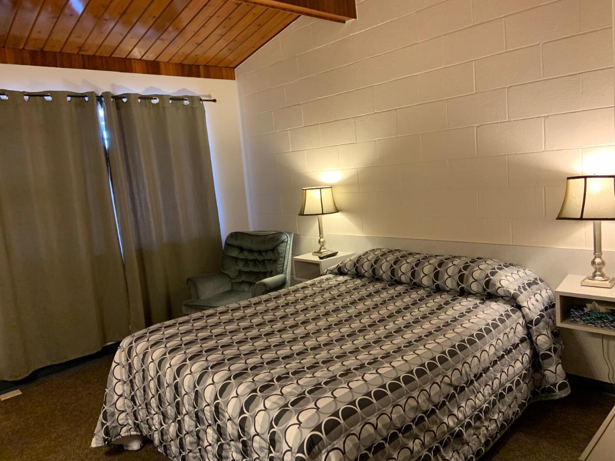 Ace Crown Motel Medicine Hat Buitenkant foto