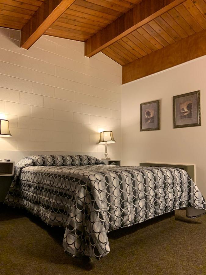 Ace Crown Motel Medicine Hat Buitenkant foto
