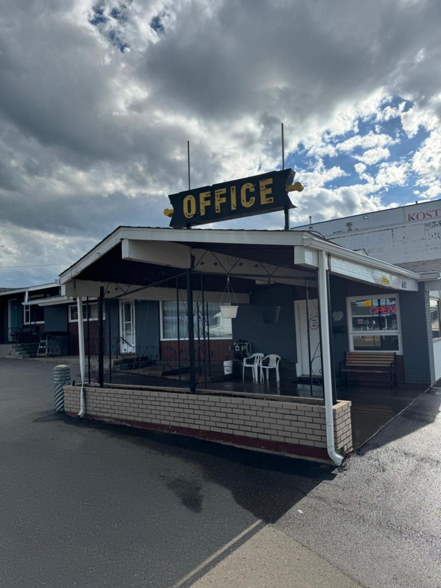 Ace Crown Motel Medicine Hat Buitenkant foto