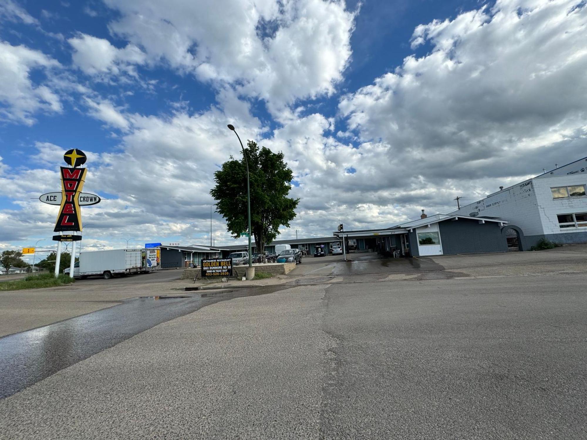Ace Crown Motel Medicine Hat Buitenkant foto