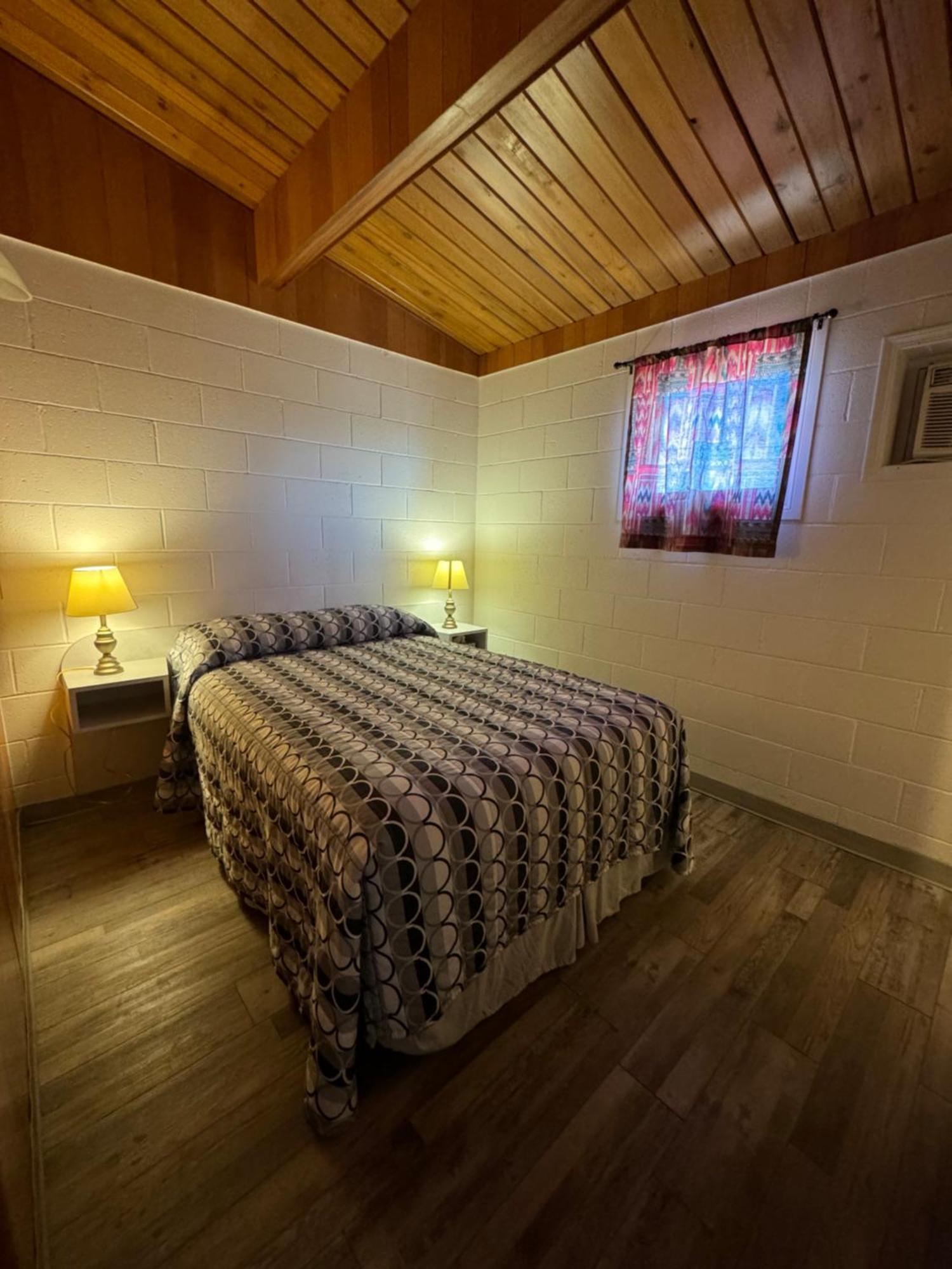 Ace Crown Motel Medicine Hat Buitenkant foto