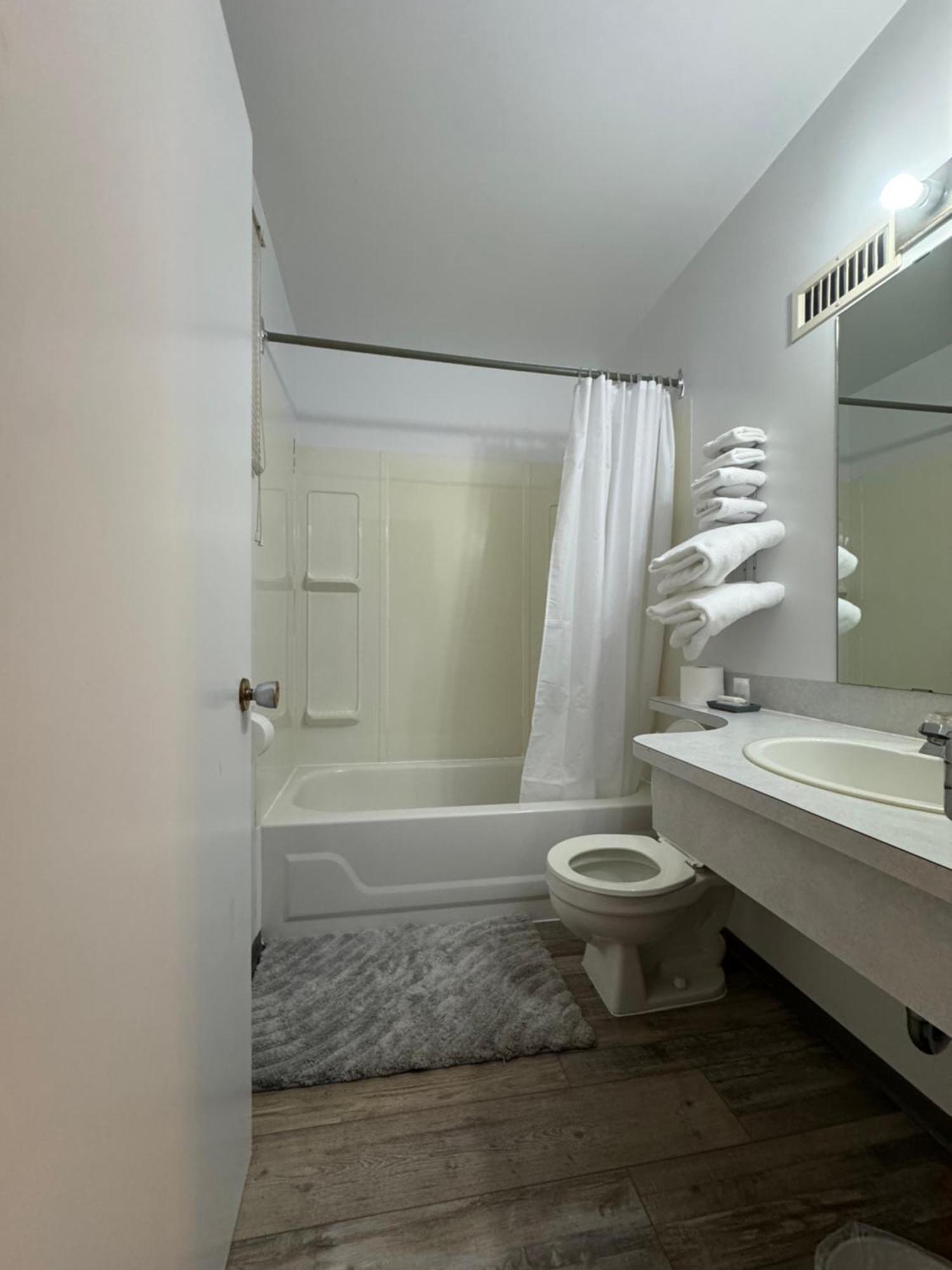 Ace Crown Motel Medicine Hat Buitenkant foto