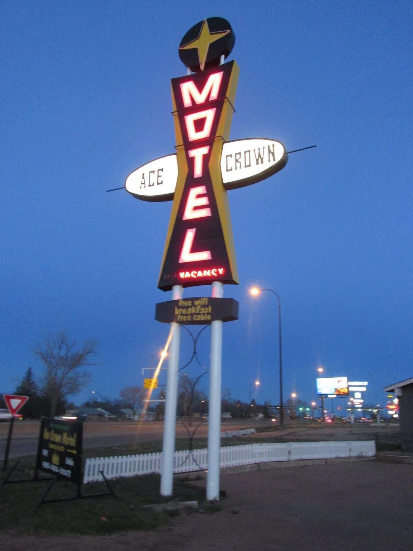 Ace Crown Motel Medicine Hat Buitenkant foto